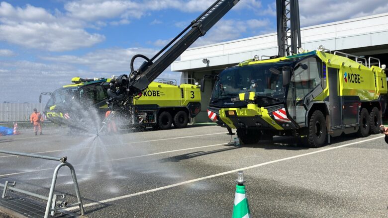 化学消防車放水